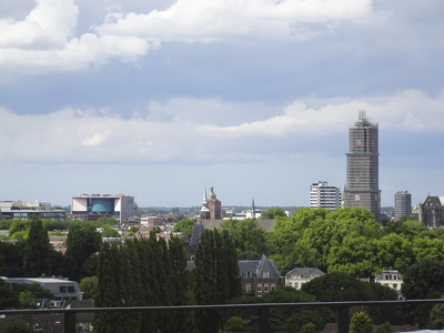 903298 Panorama van de binnenstad van Utrecht, vanaf het dak van de in aanbouw zijnde woontoren Nyssa voor studenten en ...